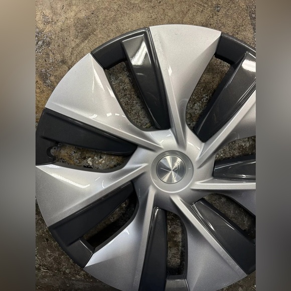 Tesla model y rim with cover - Picture 3 of 6